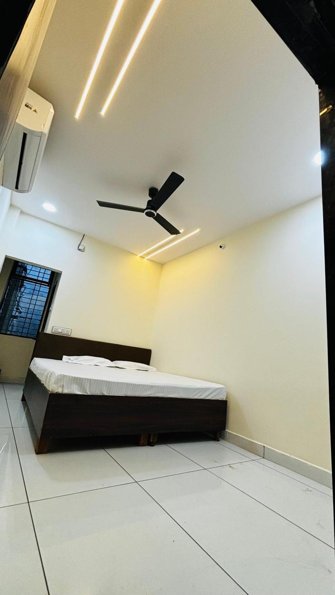 Hotel Shreenidhi Comfort Stay Ujjain Bagian luar foto