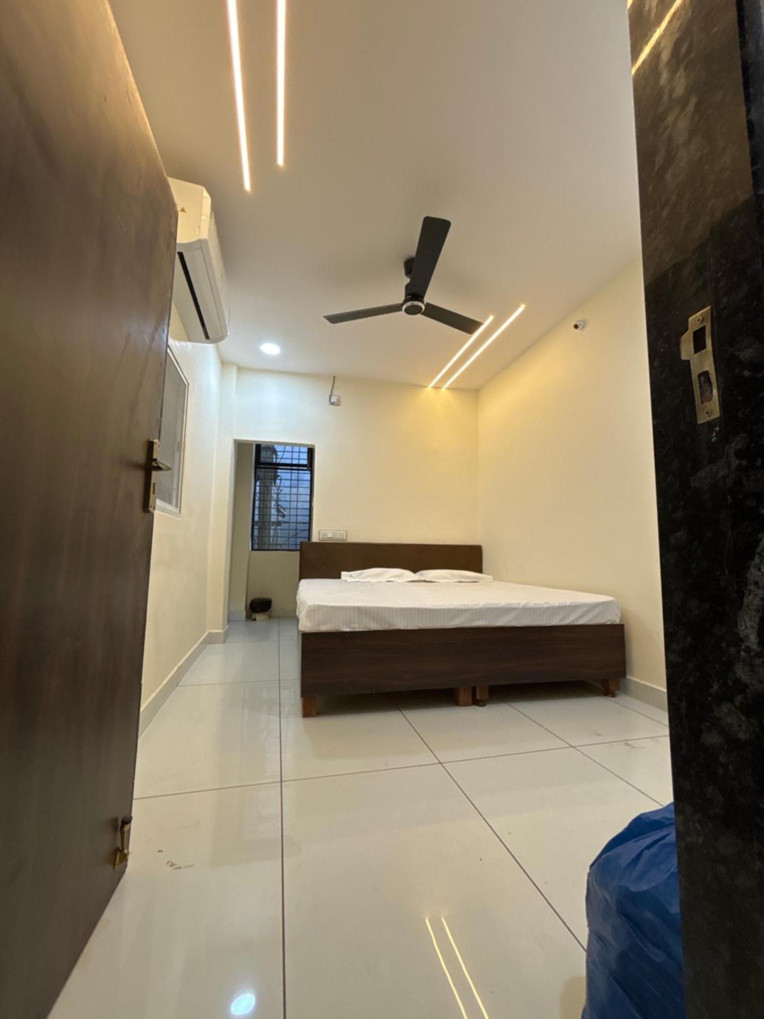 Hotel Shreenidhi Comfort Stay Ujjain Bagian luar foto